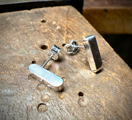 Rounded bar Stud earrings